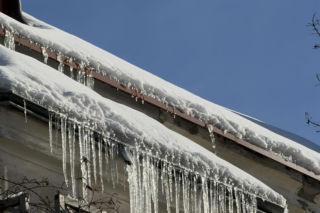 Śnieg, mróz i jeszcze to! Wiemy, gdzie drogi zmienią się w ślizgawki