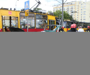 Suzuki wjechało pod tramwaj w Warszawie