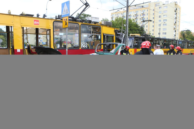 Suzuki wjechało pod tramwaj w Warszawie