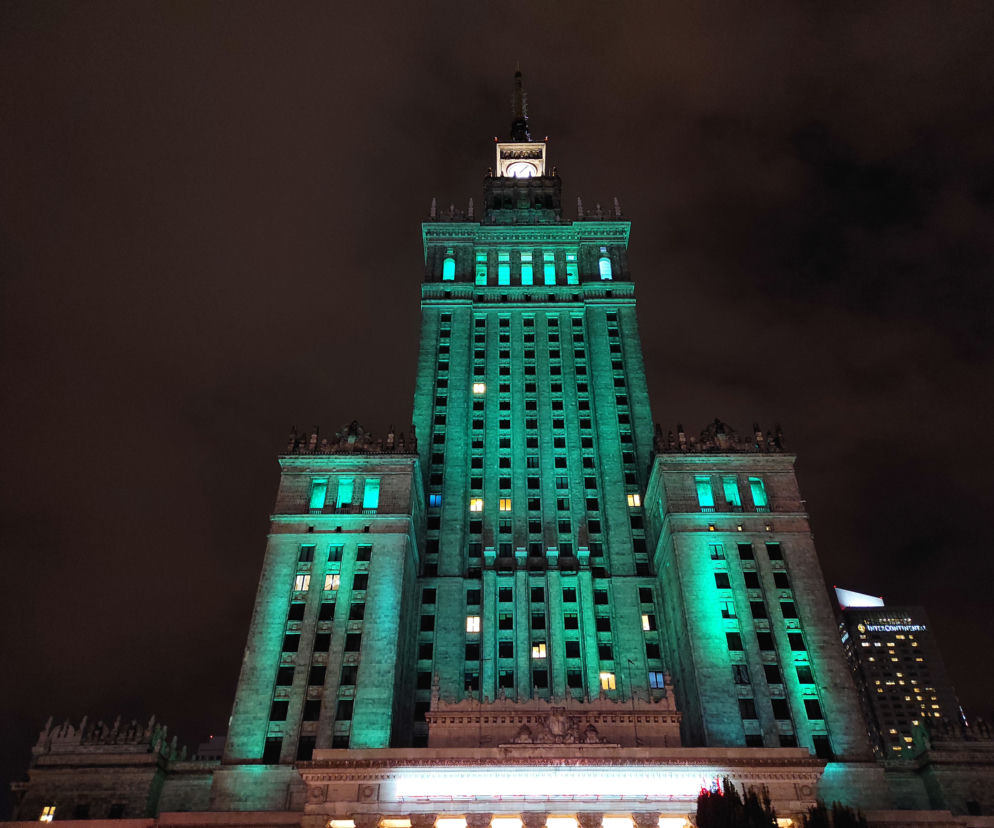 Pałac Kultury zmienił kolor na zielony. Wiemy, dlaczego