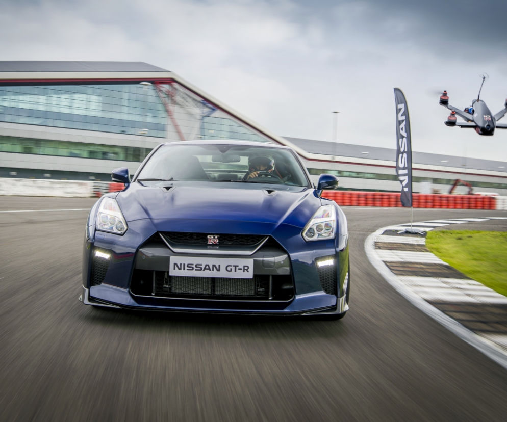Nissan GT-R ścig się z... dronem!
