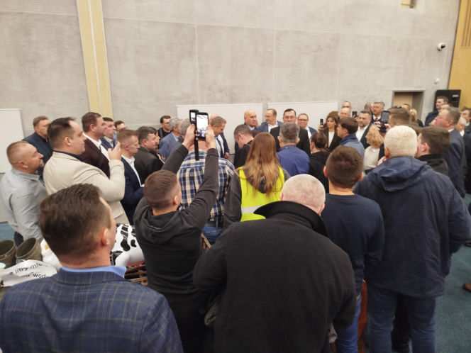 Protest rolników na spotkaniu z ministrem rolnictwa na Uniwersytecie w Siedlcach