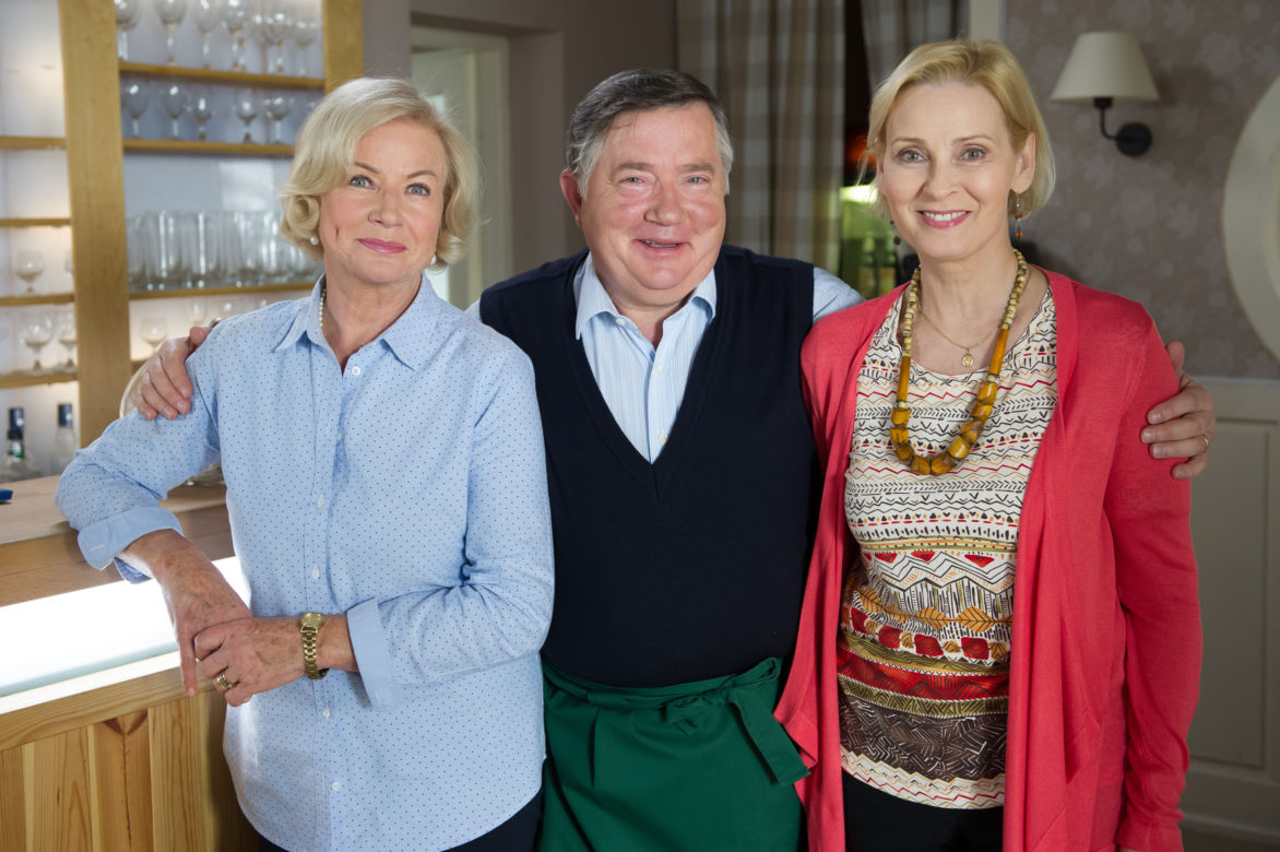 Na Wspólnej odc. 2143. Włodek Zięba (Mieczysław Hryniewicz), Gałecka (Maria Gładkowska), Maria (Bożena Dykiel)