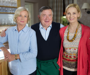 Na Wspólnej odc. 2143. Włodek Zięba (Mieczysław Hryniewicz), Gałecka (Maria Gładkowska), Maria (Bożena Dykiel)