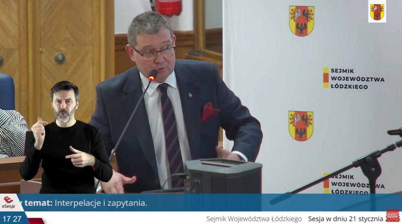 Łódź. Radny PiS Michał Król zszokował piosenką! Zaśpiewał ją na sesji Sejmiku Województwa Łódzkiego [ZDJĘCIA].