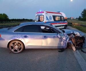 Wypadek na S8 w Julianowie. SKASOWAŁ AUDI na prostej drodze. 24-latek miał ZAKAZ prowadzenia pojazdów