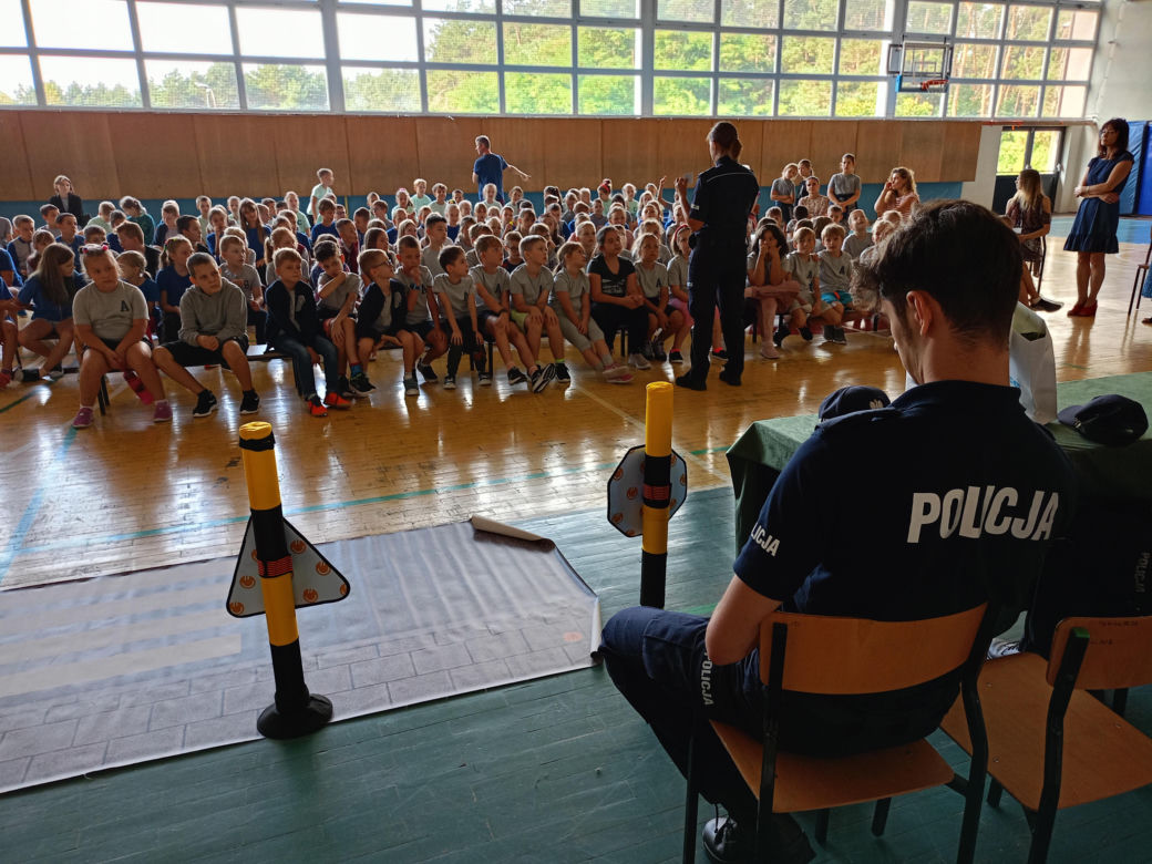 Dzieci z siedleckiej "Ósemki" chętnie uczestniczyły w zajęciach z policjantami