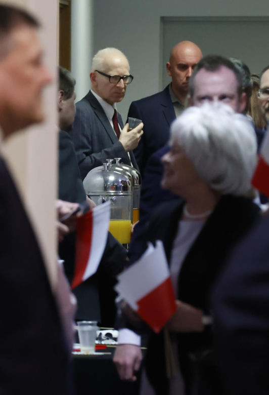 Skromny poczęstunek w PiS. Tym karmili na wieczorze wyborczym