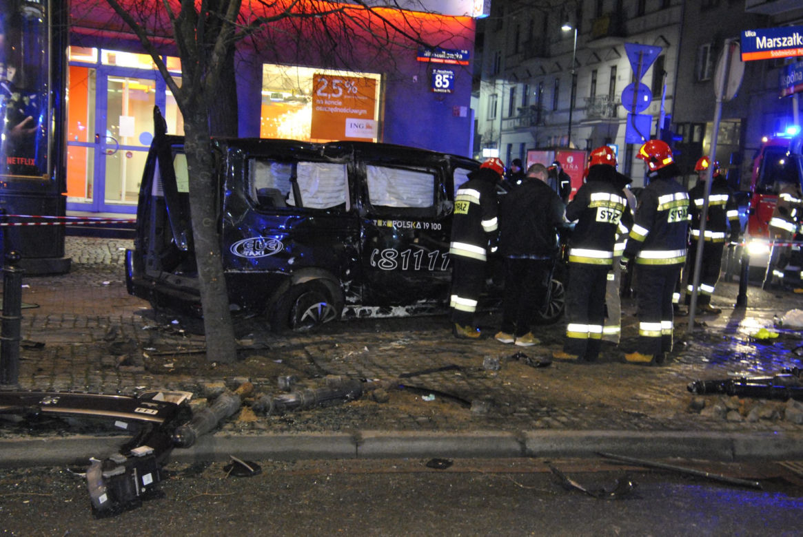 Zderzenie BMW z taksówką na Marszałkowskiej