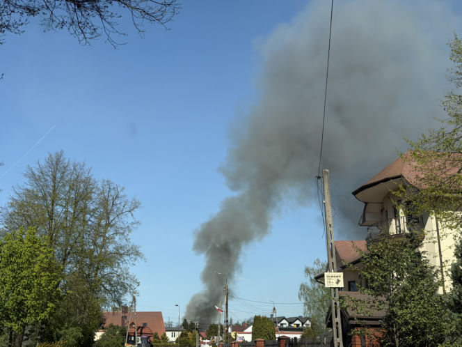 Pożar gigantycznego sklepu w Halinowie! Podczas akcji runął dach! Trwa walka z ogniem