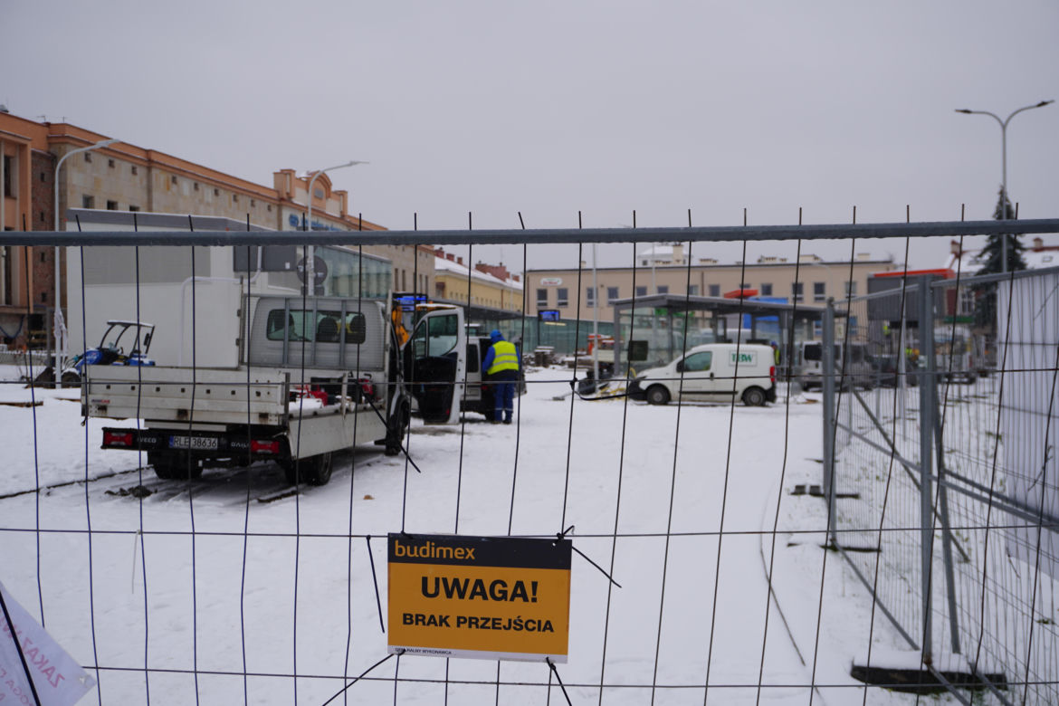 Nowy plac przed dworcem prawie gotowy. Kiedy zostanie otwarty?
