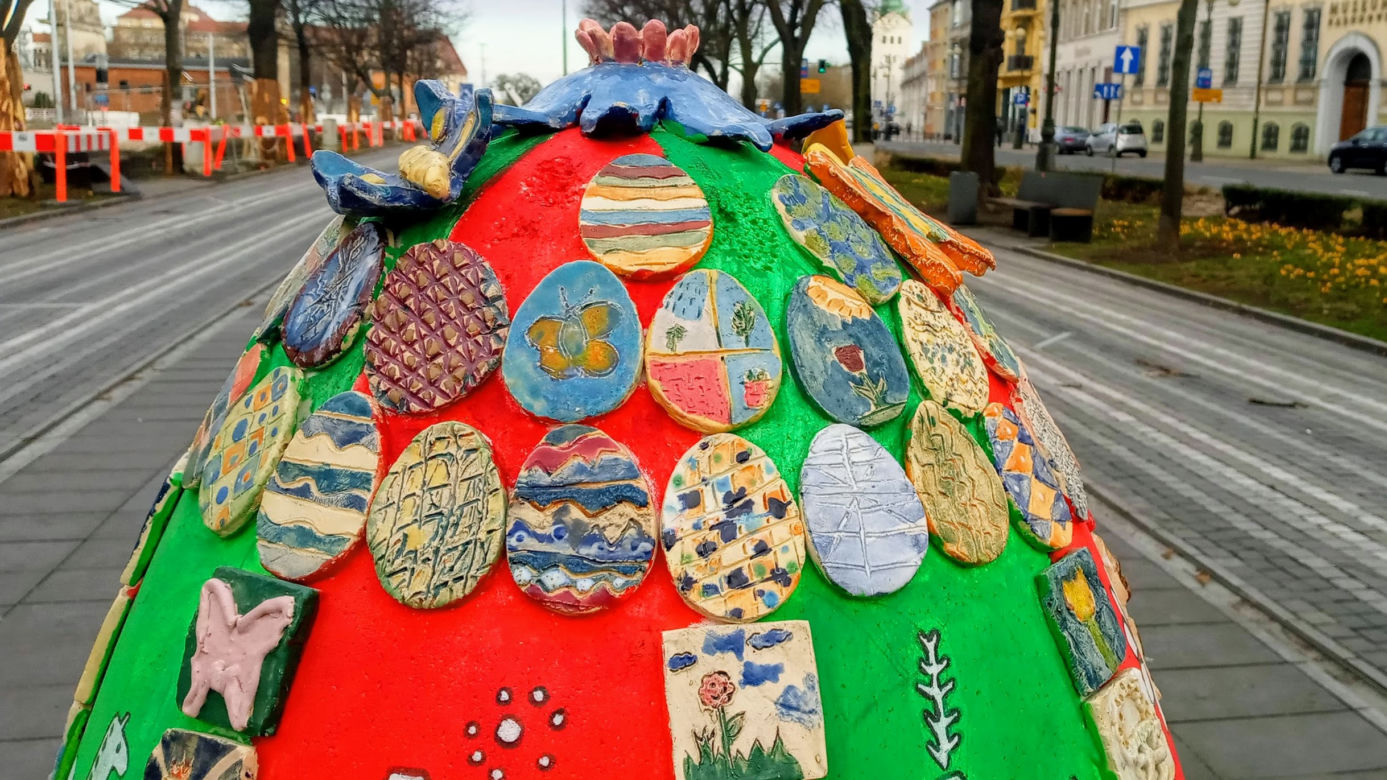 Gigantyczne pisanki w Alei Kwiatowej
