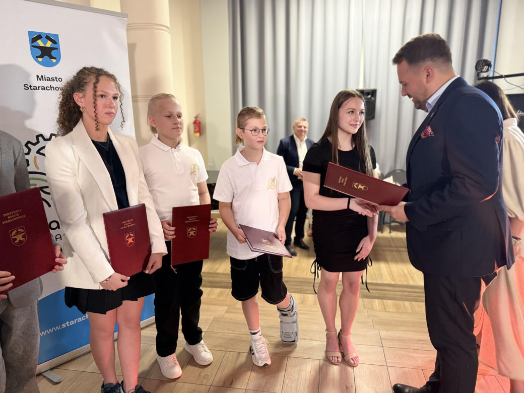 Młode talenty ze Starachowic nagrodzone. Prezydent Marek Materek wręczył stypendia za wybitne wyniki
