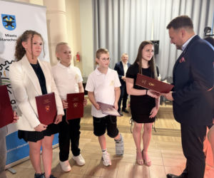 Młode talenty ze Starachowic nagrodzone. Prezydent Marek Materek wręczył stypendia za wybitne wyniki