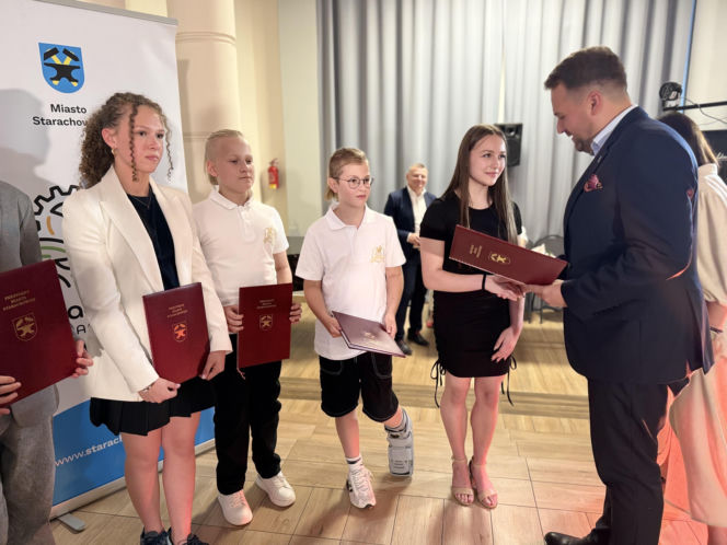 Młode talenty ze Starachowic nagrodzone. Prezydent Marek Materek wręczył stypendia za wybitne wyniki