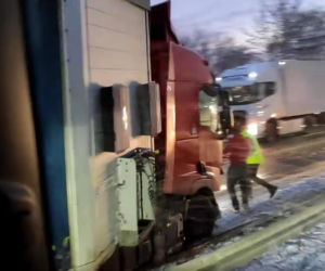 Zablokowana trasa S1 w Sosnowcu. TIR uderzył w barierki