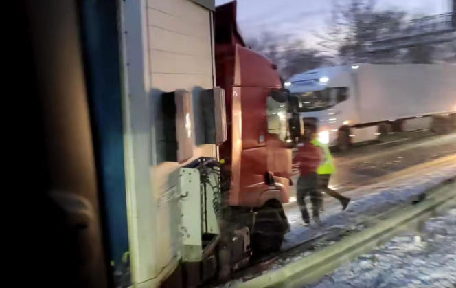 Zablokowana trasa S1 w Sosnowcu. TIR uderzył w barierki