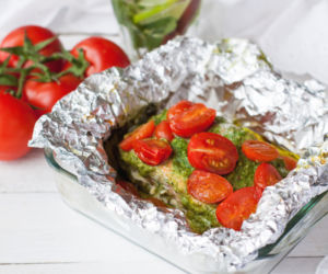 Tęczowy pstrąg pieczony w folii z pesto i pomidorkami: dla zdrowia, dla rodziny
