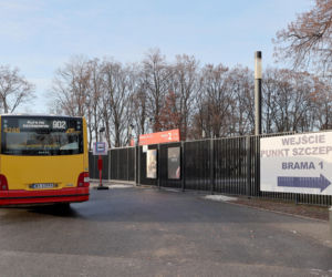 Pustki w autobusie nowej linii dla seniorów