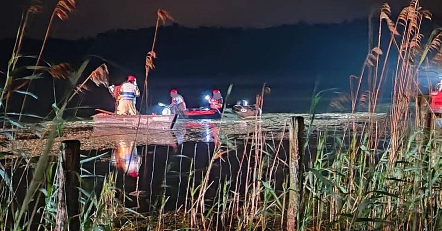 Jego samochód wjechał do jeziora Liny. Ciało 24-letniego Huberta wyłowiono z akwenu [ZDJĘCIA]