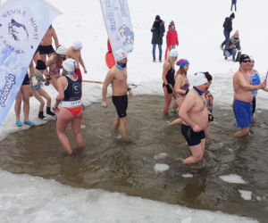 Zobacz kąpiel Wesołych Morsów Z Jezioraka w ramach WOŚP w Iławie