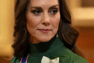 Wszyscy mówią o księżnej Kate. Na głowie ma tiarę Diany, w uszach kolczyki zmarłej królowej