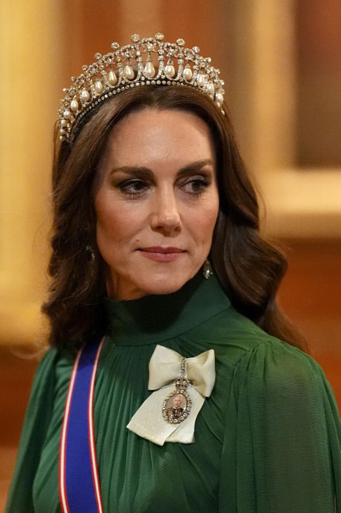 Wszyscy mówią o księżnej Kate. Na głowie ma tiarę Diany, w uszach kolczyki zmarłej królowej