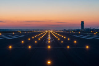 Lotniska wstrzymały operacje. Co kryje się za manewrami w polskim niebie?