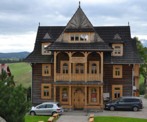 To jedna z najpiękniejszych wsi w Małopolsce. Już sto lat temu była rozchwytywanym kurortem turystycznym