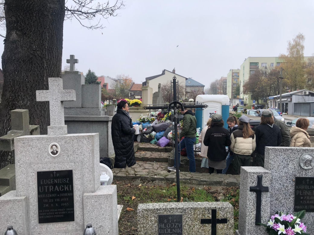 Góra śmieci na cmentarzu w Brzesku