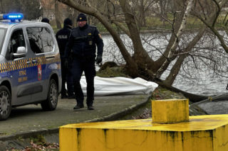 Tajemnicza śmierć mężczyzny. Z jeziora wyłowiono ciało. Policja bada sprawę
