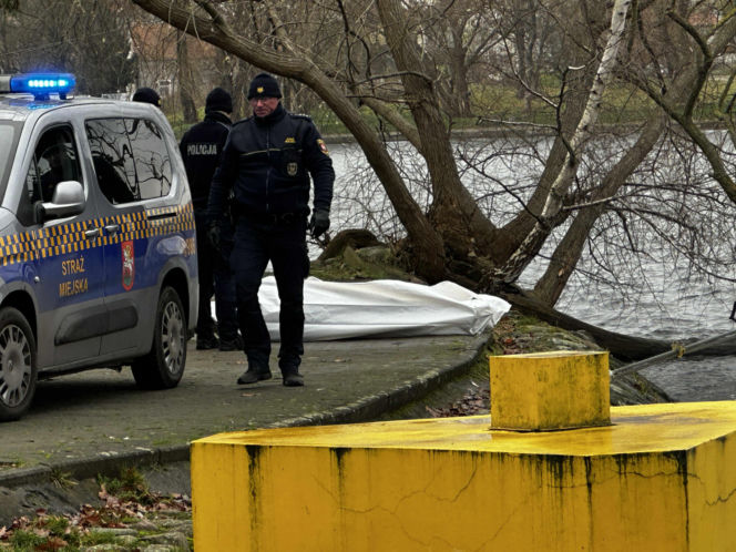 Tajemnicza śmierć mężczyzny. Z jeziora wyłowiono ciało. Policja bada sprawę