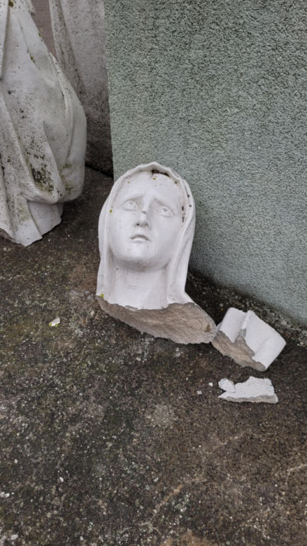 Zniszczona figura Maryi na bydgoskim cmentarzu. "Ma niemal dwa metry. Ktoś ją musiał przewrócić. Przykry widok"