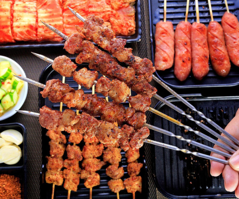 Grillujesz w Majówkę? Tacki aluminiowe to twoja tarcza przed rakiem, ale ten błąd zmienia je w truciznę