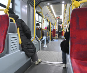 Koniec ze spaniem na siedzeniach w komunikacji miejskiej. Radni przegłosowali uchwałę