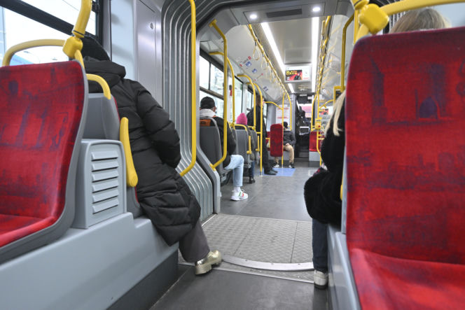 Koniec ze spaniem na siedzeniach w komunikacji miejskiej. Radni przegłosowali uchwałę