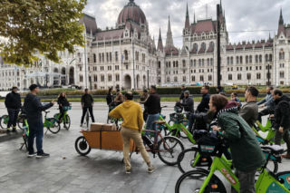 Europejskie metropolie testują nowe zasady ruchu przy szkołach, które mogą trafić do kolejnych miast