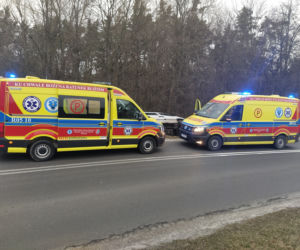 Koszmar na drodze! Bus przewożący dzieci wypadł z drogi. W szoitalu jest 7 osób!