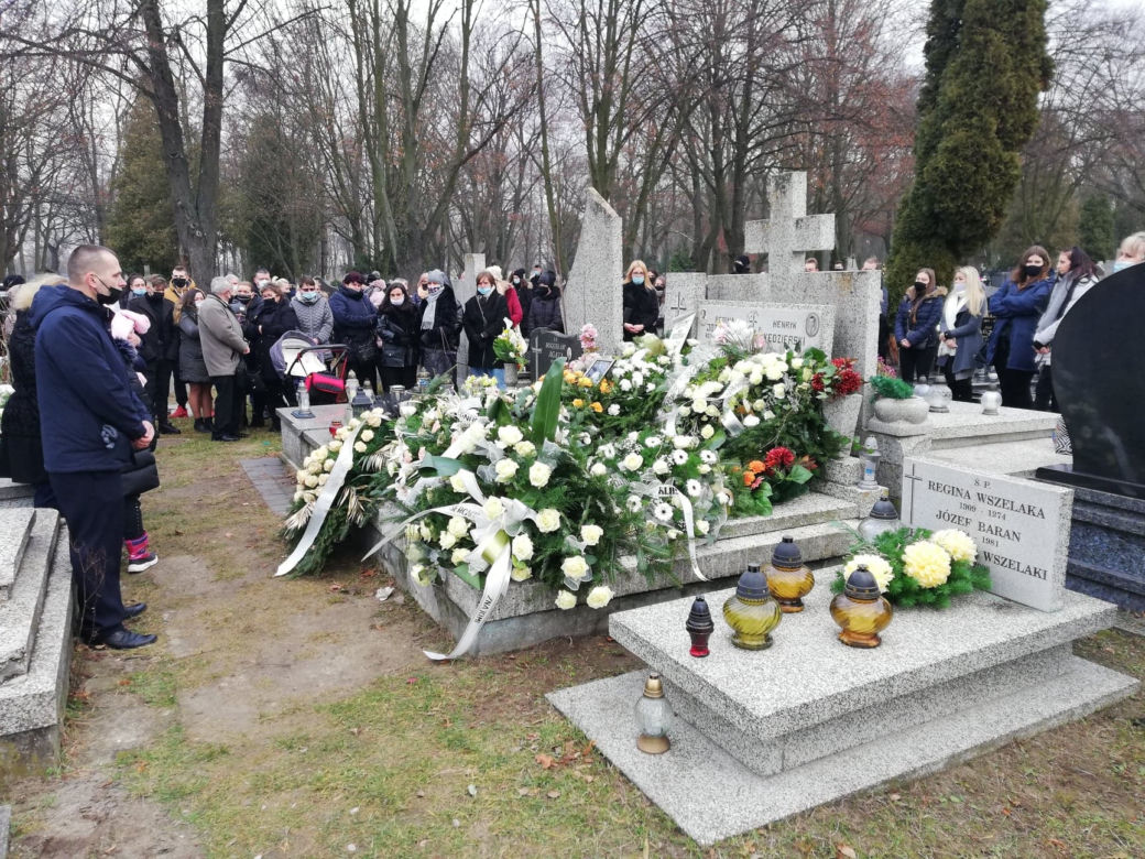 20-letnia Marta z Pabianic zginęła od ciosów nożem. Zostawiła maleńką córeczkę. Dziś pożegnało ją całe miasto
