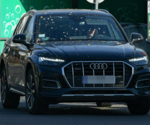 Robert Więckiewicz myje samochód