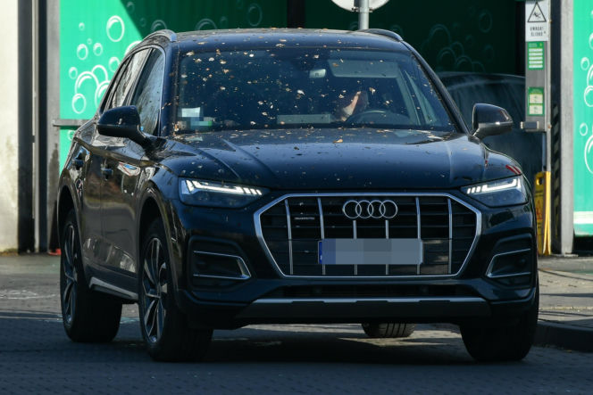 Robert Więckiewicz myje samochód