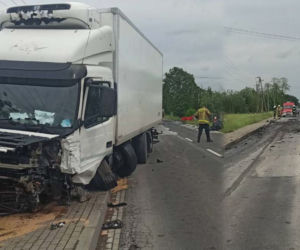 Tir zmasakrował audi pod Ostrowią Mazowiecką! 33-latek nie przeżył [ZDJĘCIA]