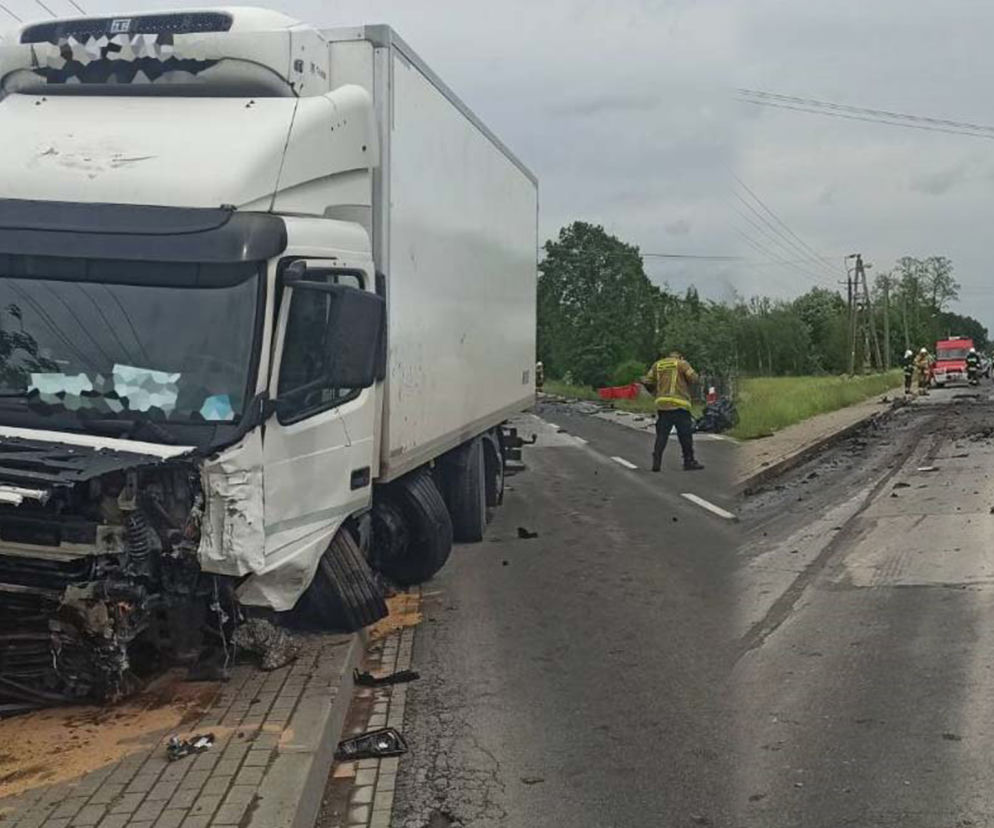 Tir zmasakrował audi pod Ostrowią Mazowiecką! 33-latek nie przeżył [ZDJĘCIA]