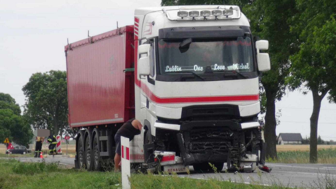 Makabryczny wypadek na DK 60. TIR zmasakrował osobówkę. Jedna osoba nie żyje
