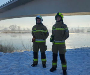 Wierzchosławice - akcja strażaków na zamarzniętym Dunajcu