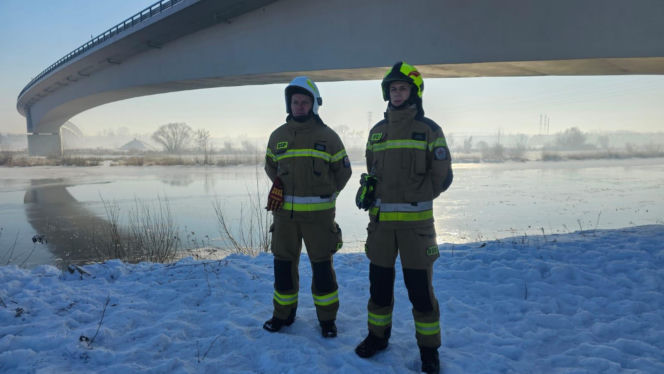 Wierzchosławice - akcja strażaków na zamarzniętym Dunajcu