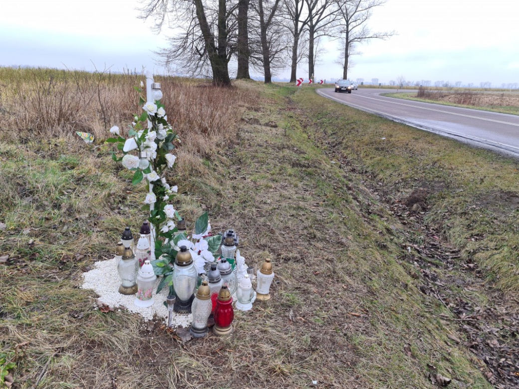 Tutaj zginęła 16-letnia Paulinka. Krzyż w Makowisku przypomina o strasznej tragedii [GALERIA]