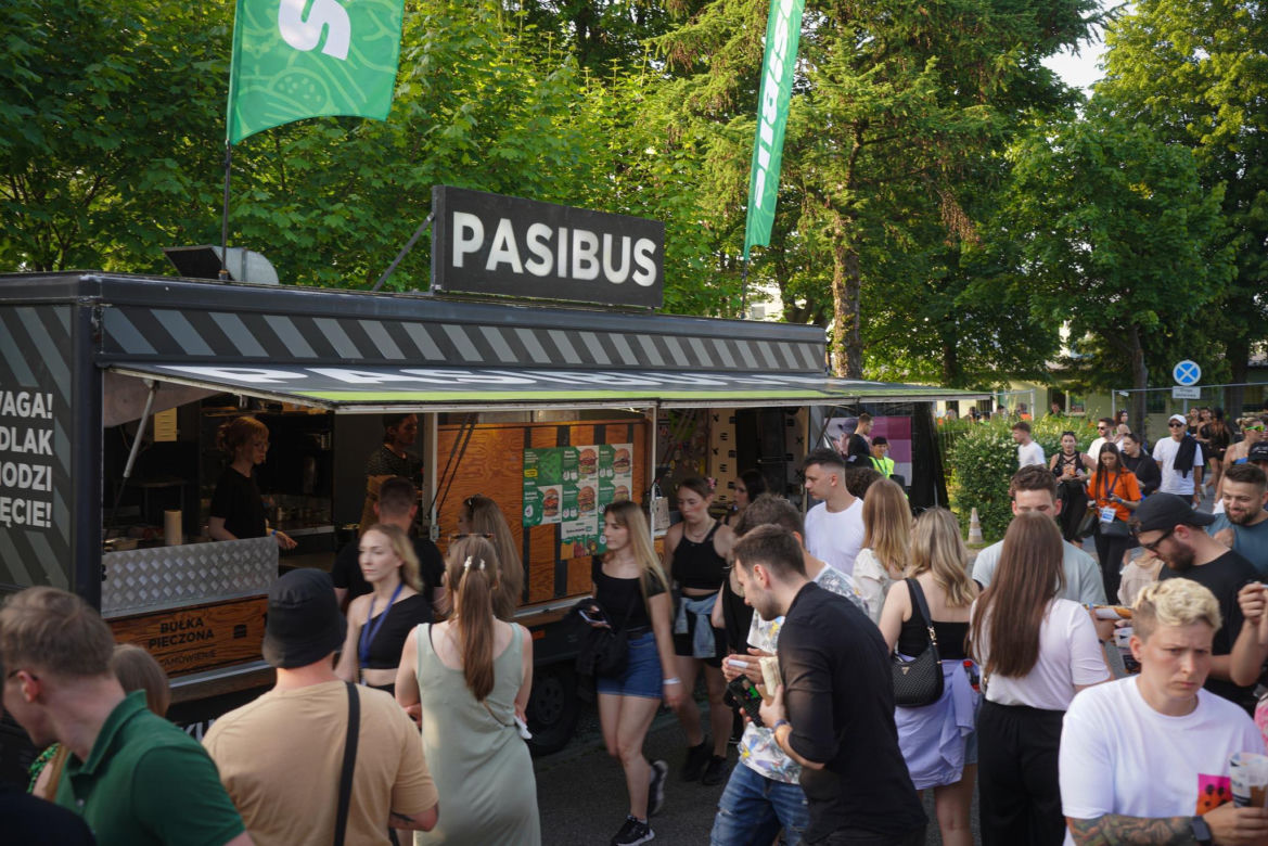 Juwenalia Podbeskidzia 2025. Studenci zaczęli świętowanie. Imprezę rozkręcili Smolasty i Sobel 