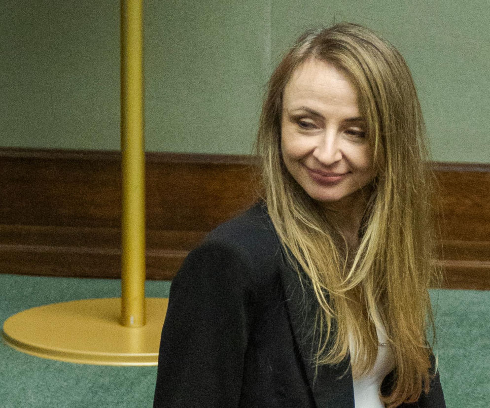 Uśmiechnięta minister Agnieszka Dziemianowicz-Bąk na sali sejmowej. O programie 800 plus przeczytasz na Eska.