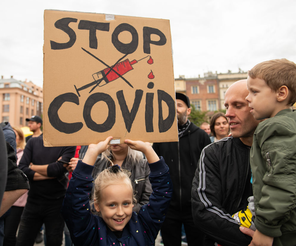 Antycovidowcy ZALALI Kraków. Policja nie miała litości, posypały się mandaty 